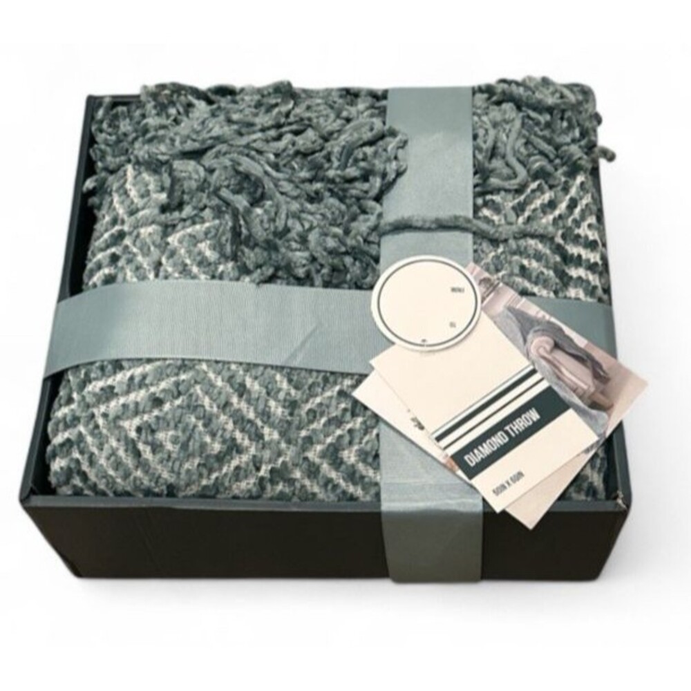 New in Box 50 x 60 Green & White Diamond Pattern Throw Blanket w/ Fringe NWT